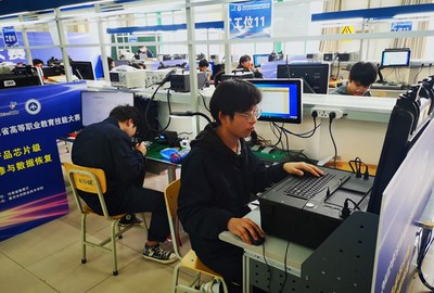 河南省20所高校同臺(tái)競技，電子產(chǎn)品芯片級(jí)維修與數(shù)據(jù)恢復(fù)大賽圓滿落幕，信息工程學(xué)院選手脫穎而出斬獲一等獎(jiǎng)